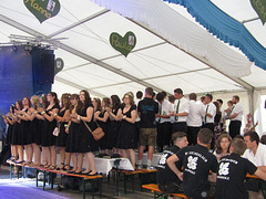 Festdamen und Burschen