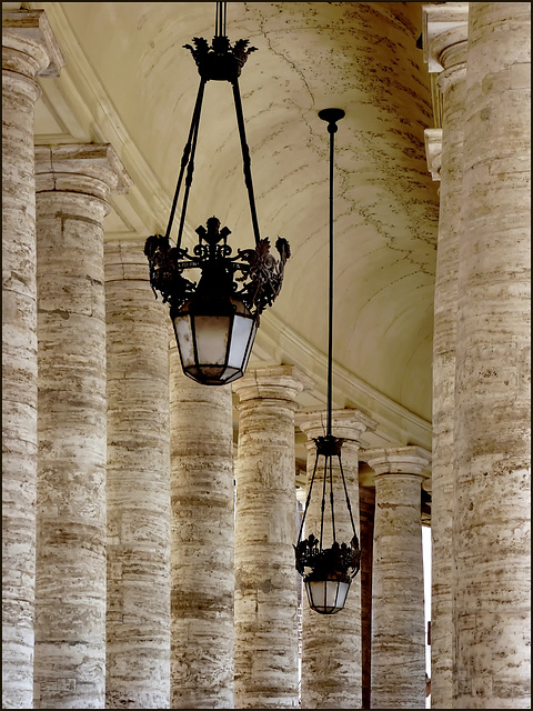 Vaticano : I lampioni nel Colonnato del Bernini