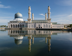 Mosquée qui se reflète dans l'eau............(EXPLORE)