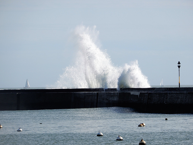 la mer ronronne doucement,, et ca claque,