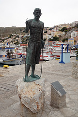 Denkmal für die legendären griechischen Schwammtaucher stathis hatzis im Hafen von symi