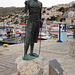 Denkmal für die legendären griechischen Schwammtaucher stathis hatzis im Hafen von symi