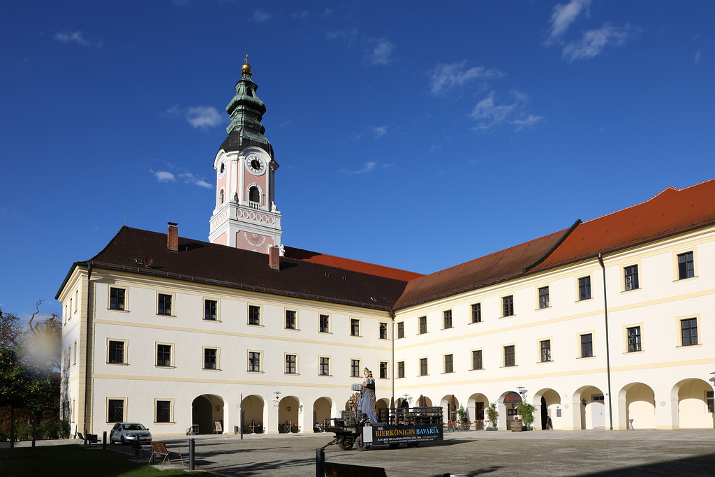 Kloster Aldersbach mit Bierkönigin Bavaria (PiPs)