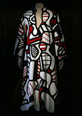 Jean Dubuffet . Robe en crêpe-satin peinte à la main . Musée des Arts Décoratifs . Faut aimer l'Art brut ...