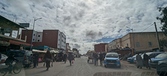 Scène de rue du Maroc au travers d'un pare-brise