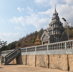 Lieu de culte cambodgien / Stairway to a cambodian worship site