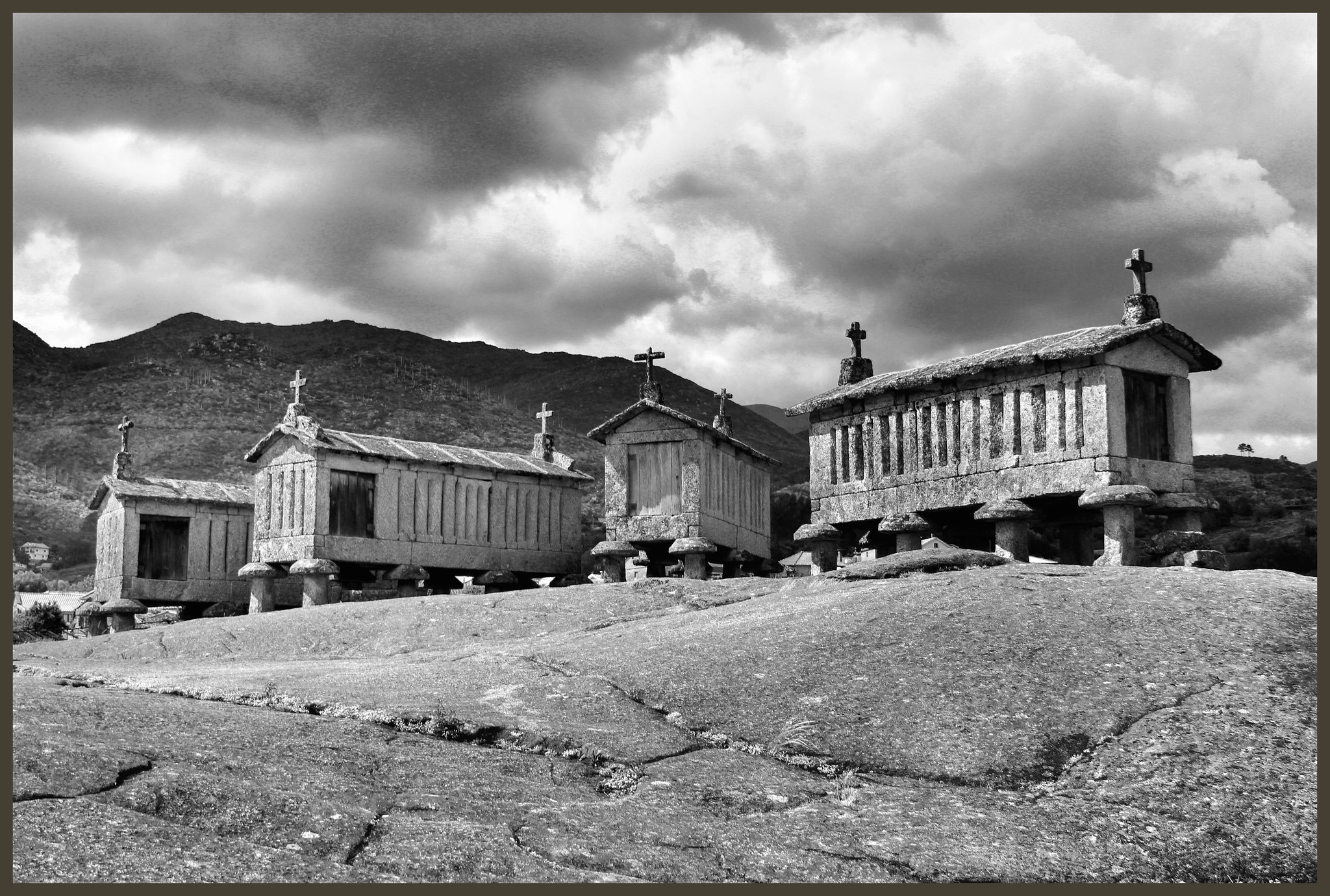 Soajo (P) 26 mai 2016. "Espigueiros", grenier à grains en granite (18e et 19e siècles) [Il ne s'agit pas d'un cimetière!!!]