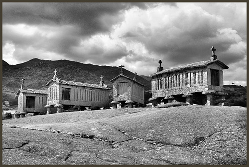 Soajo (P) 26 mai 2016. "Espigueiros", grenier à grains en granite (18e et 19e siècles) [Il ne s'agit pas d'un cimetière!!!]