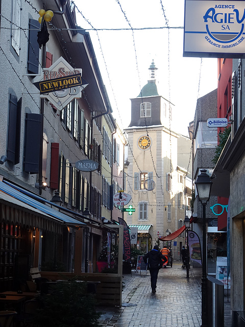 Altstadtgasse in Aigle im Advent 2021