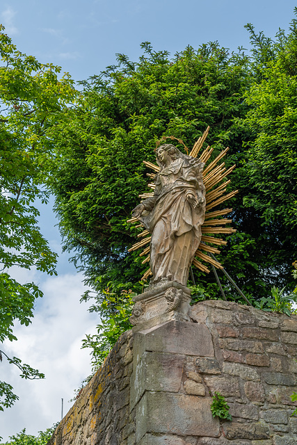 Figur auf der Klostermauer