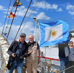 Volker und Lutz vor der Argentinischen Flagge (PiP) Volker und Lutz vor der Argentinischen Flagge (PiP)