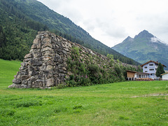 Mächtige Lawinenschutzmauer in Tschafein