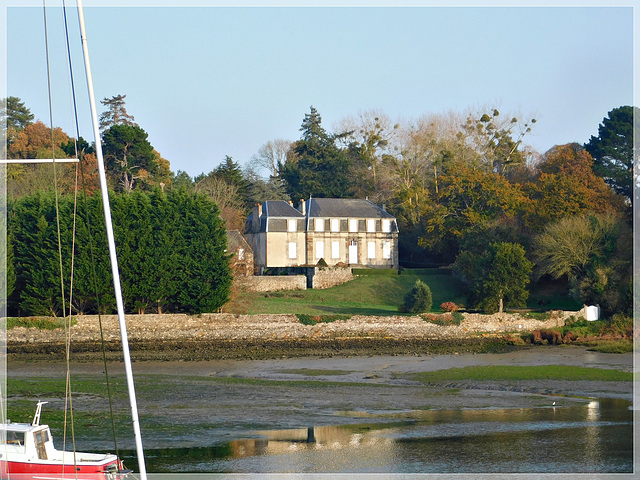 Vue depuis le chemin de randonnée vers le manoir de Saint Hélier (35) avec note