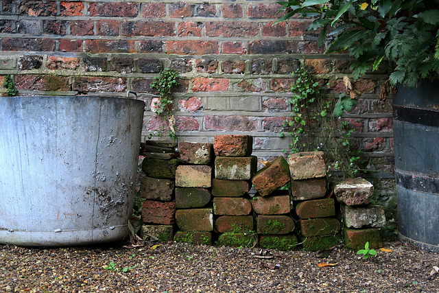 IMG 1541-001-Bricks&Tubs