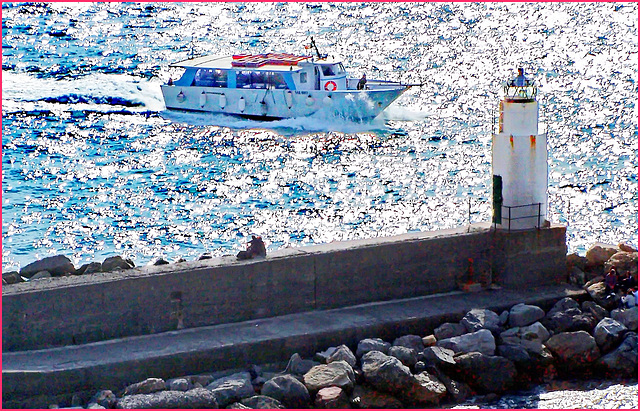 Il faro sul molo del porto di Camogli