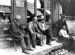 Belves vers 1900 (Repos du soir et vieille enseigne "Chocolat Menier")