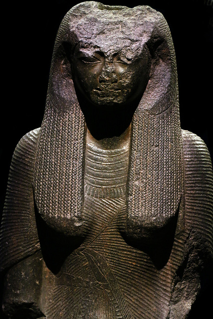 Statue de la reine Tuya en granodiorite . Expo à la Villette