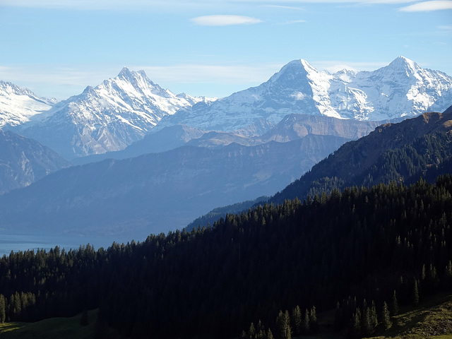 UFO-Wolken über den Berneralpen