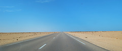 Rouler vers nulle part dans le sahara.....