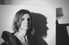 Portret met schaduw op vlak