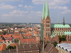 Über den Dächern von Lübeck, mit der Marienkirche als Teilansicht. Festgehalten vom Turm der Petrikirche