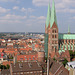 Über den Dächern von Lübeck, mit der Marienkirche als Teilansicht. Festgehalten vom Turm der Petrikirche