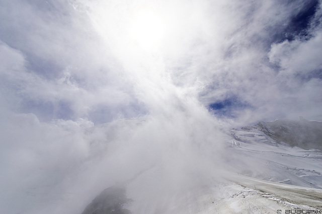 das Allalinhorn ... im Nebel (© Buelipix)