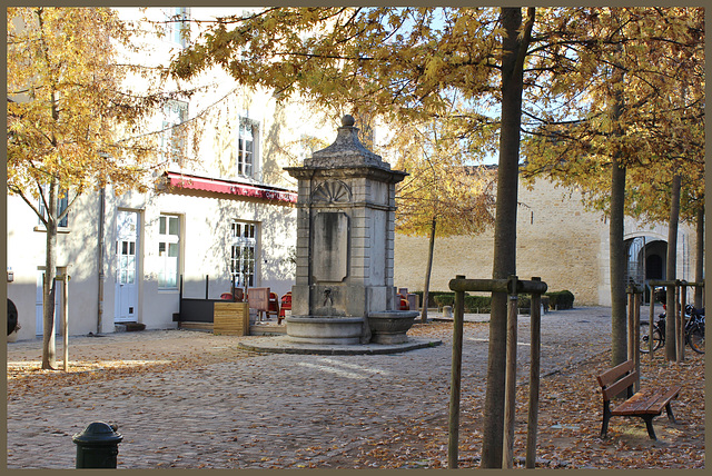 Crémieu (38) 7 novembre 2015. La place de la Nation et la fontaine à bascule.