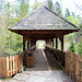 Holzbrücke - Weg über die Schlucht.