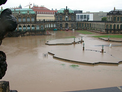 019 Dresdner Zwinger im Hochwasser 2002