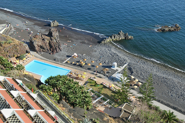 Funchal - Hotel Orca Praia (03) - Pool und Strand