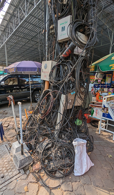 Parasols et labyrinthe électrique / Ombrelloni e labirinto elettrico
