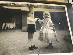 Vers les années 1932  Ma mère ..