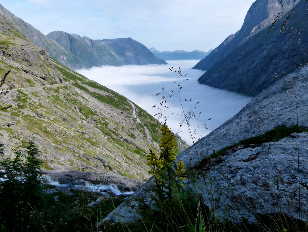 Trollstigvegen mit Wolkendecke, Romsdal