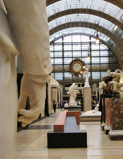 Helping hand - Main alley, Musee d'Orsay.