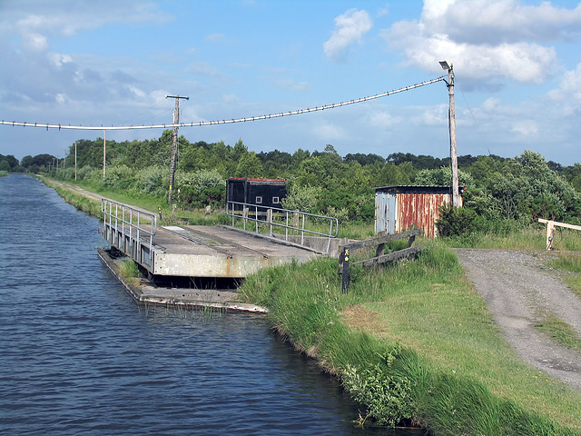 Swing bridge