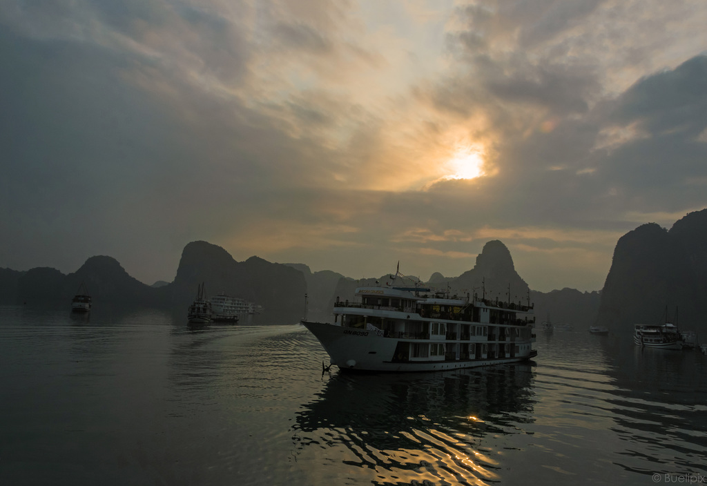 morgens in der Halong Bay - P.i.P. (© Buelipix)