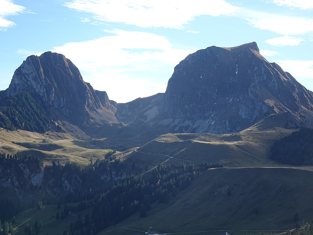 Die Berge, Nünenen 2102 m.ü.M. links, und rechts der Gantrisch 2176 m.ü.M.