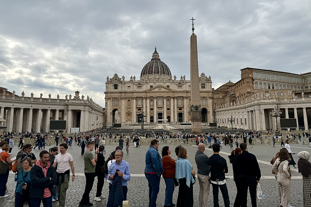 Vatican 2026 – Waiting to enter the St. Peter's Basilica