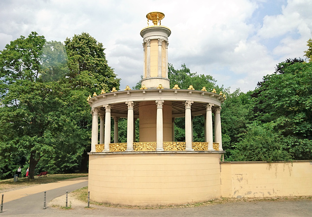 Pavillon am Straßenrand