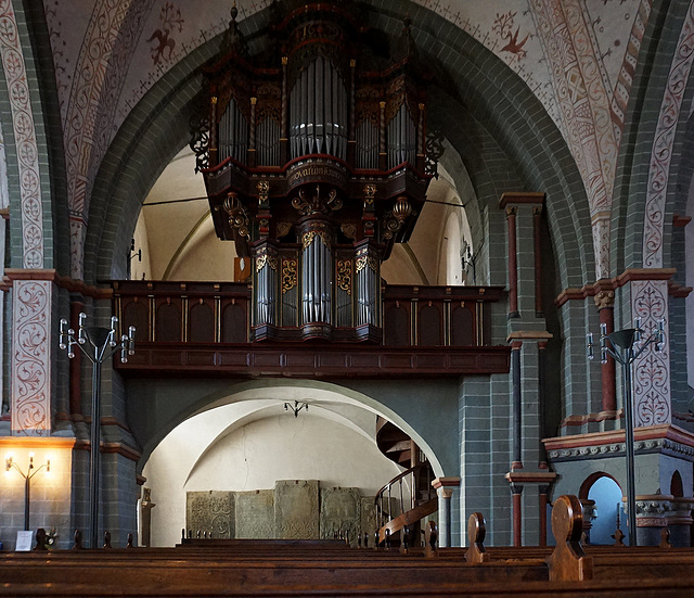 Mittelschiff mit Orgel