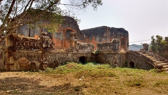 Ruine à la santé fragile / A ruin with a fragile health