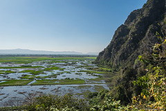 Aussicht vom hinteren Höhlenausgang der Yathae Pyan Cave (© Buelipix)