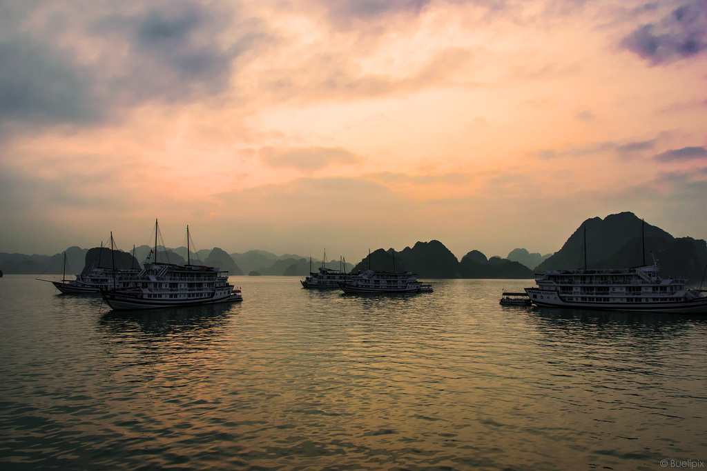 abends in der Halong Bay - P.i.P. (© Buelipix)