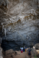 durch die Yathae Pyan Höhle (© Buelipix)