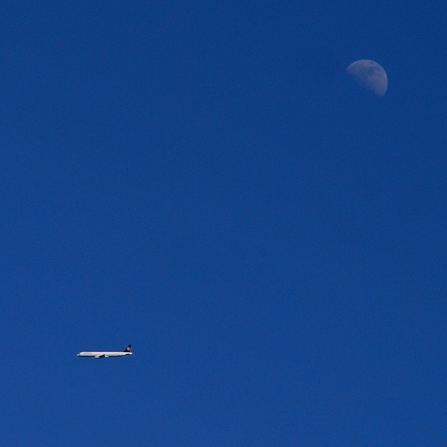 Am Mond vorbei, dann geradeaus