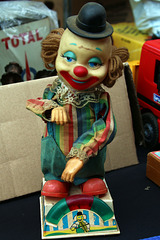 Un irresponsable automate violoniste qui a égaré son Stradi-Marius . Un irresponsable automate violoniste qui a égaré son Stradi-Marius .