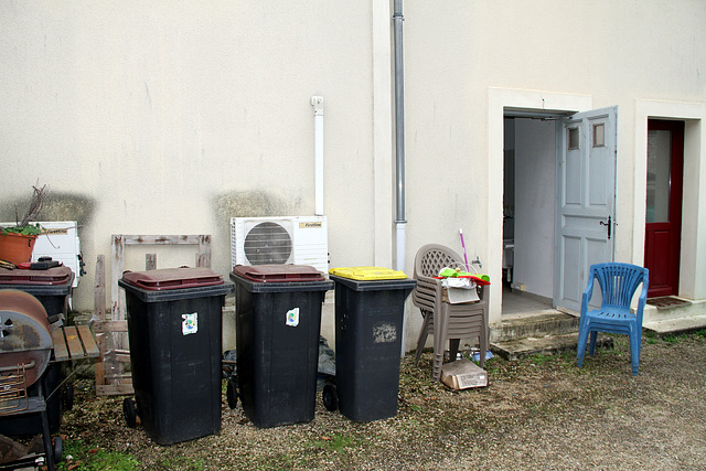 L'entrée côté cour