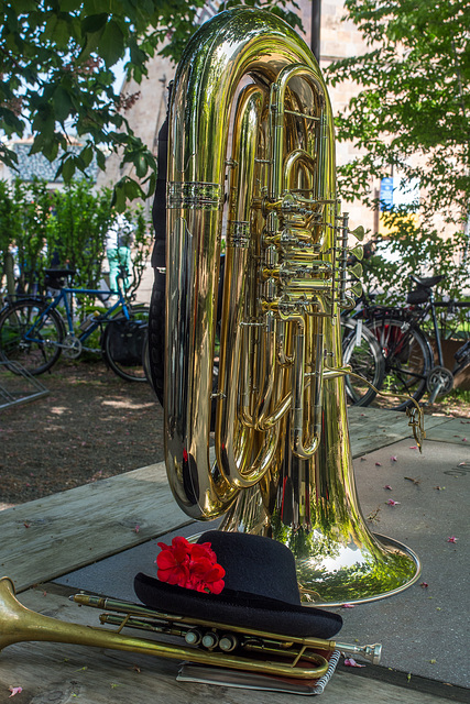 Tuba so groß ...& Trompete so klein mit Hut