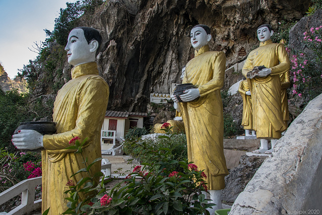 beim Eingang zur Yathae Pyan Cave (© Buelipix)